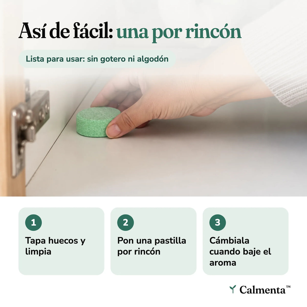 Mano colocando una pastilla de menta bajo el fregadero: una por rincón