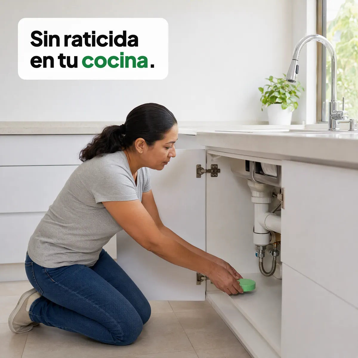 Mujer pone una pastilla Rinco™ debajo del fregadero de su cocina