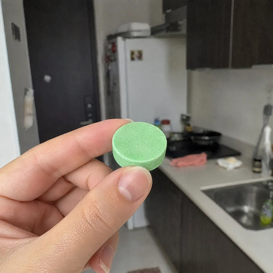 Paulina muestra una pastilla Rinco en la cocina de su departamento