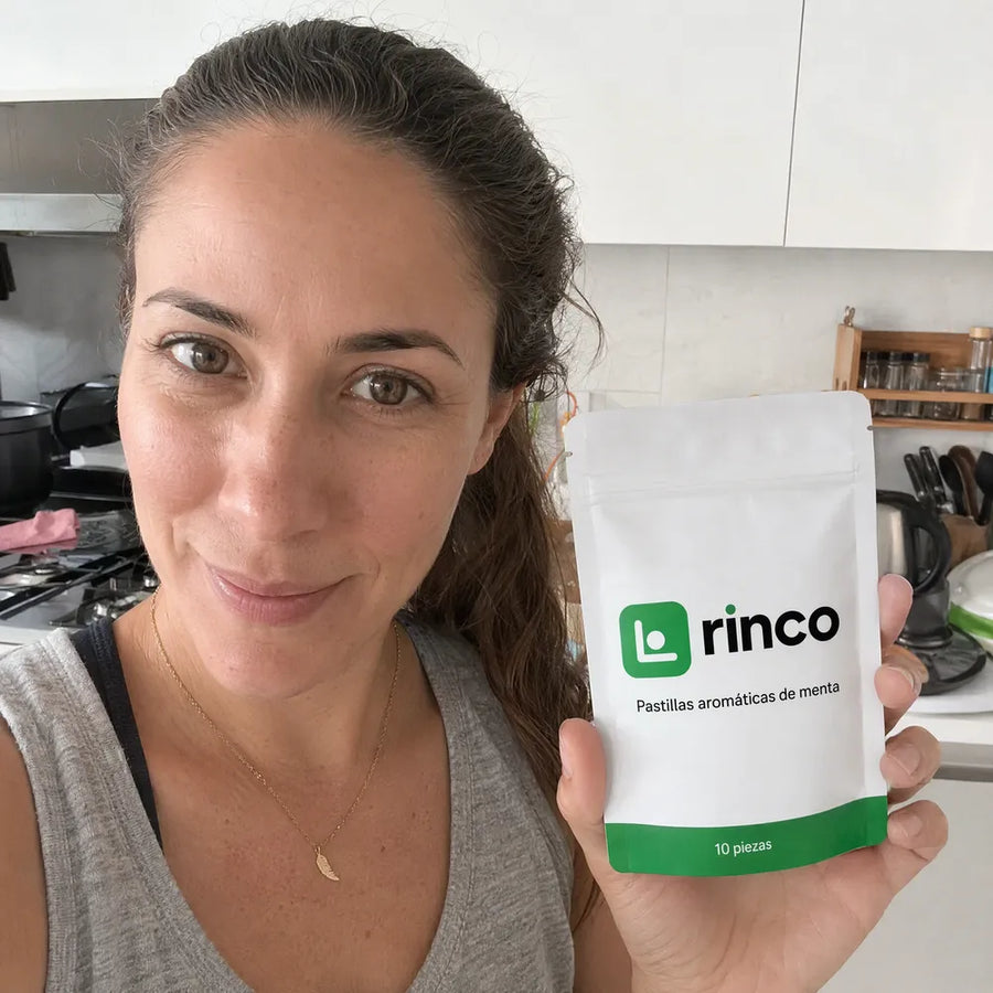 Cynthia se toma una selfie en su cocina mostrando su paquete Rinco
