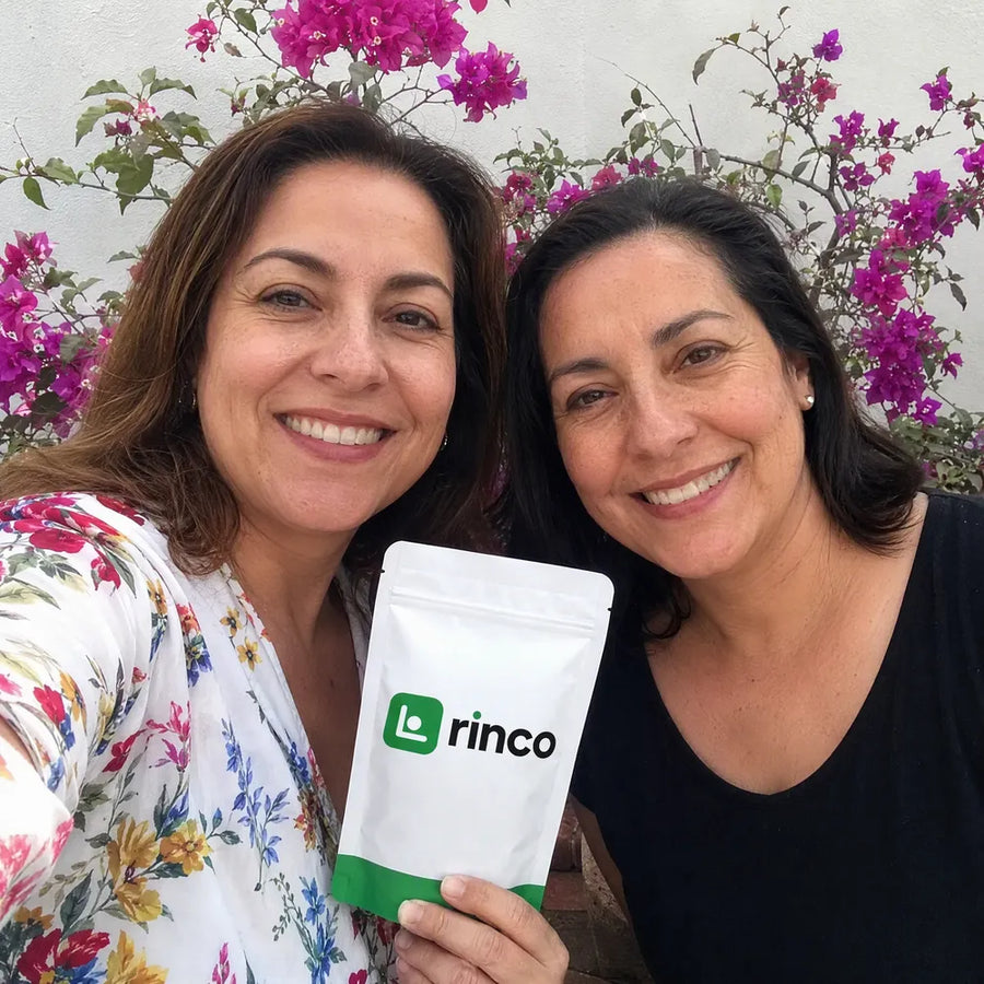 Gabriela y su hermana se toman una foto con su paquete Rinco en el patio