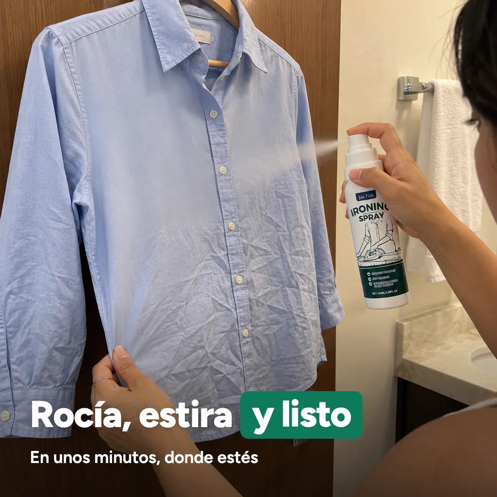Manos rociando y estirando una camisa en el baño de un hotel