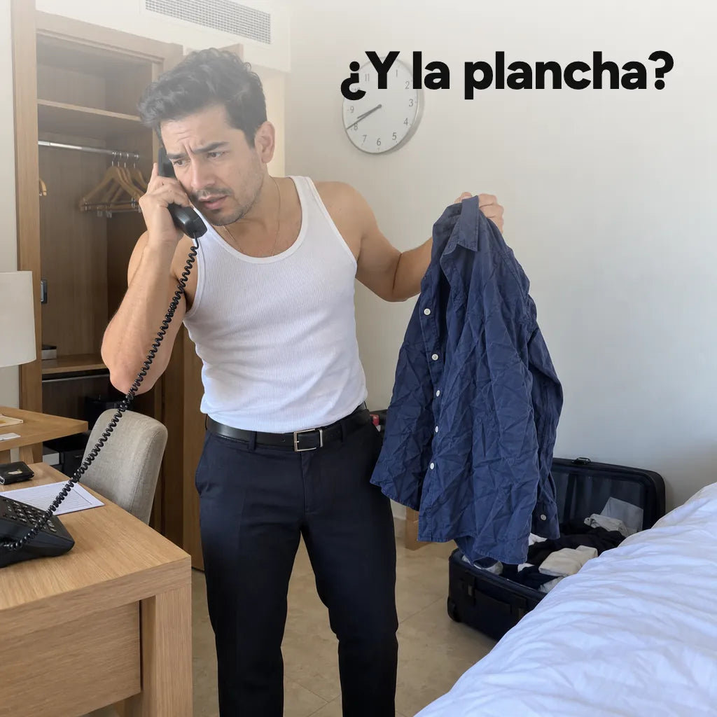 Hombre en su hotel sin plancha con la camisa arrugada